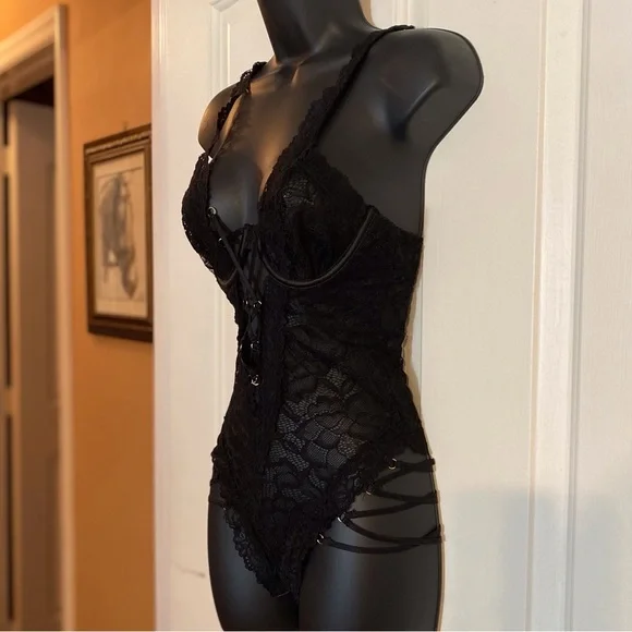 “FREDERICK’S OF HOLLYWOOD” Strappy Lace Teddy - Picture 11 of 16